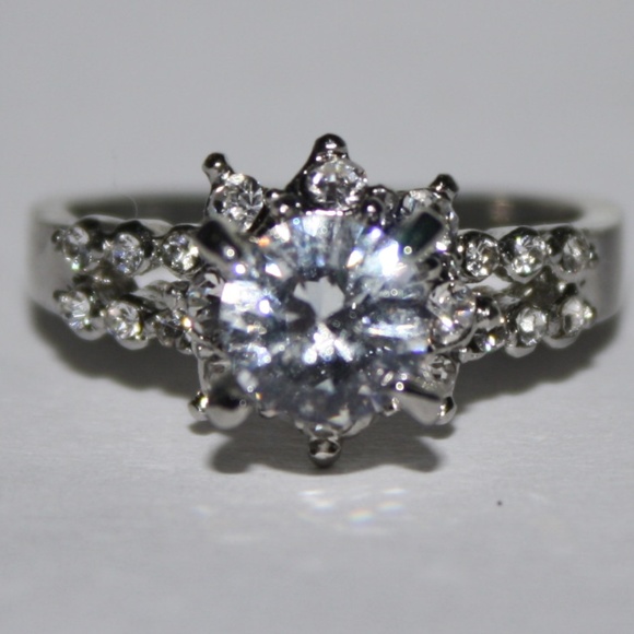 VintageJelyfish Jewelry - Beautiful CZ silver wedding ring Size 8